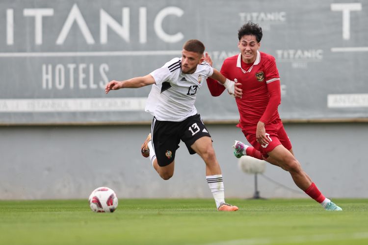 Aksi pemain timnas Indonesia, Rafael Struick, dalam pertandingan uji coba melawan Libya. Laga timnas Indonesia vs Libya yang digelar di Stadion Titanic Mardan, Aksu, Turkiye, pada Selasa (2/1/2024) tersebut berakhir dengan skor 0-4. Artikel ini berisi babak pertama timnas Indonesia vs Libya.