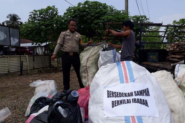 Aipda Mulyadi mengumpulkan sampah untuk membantu orang miskin.