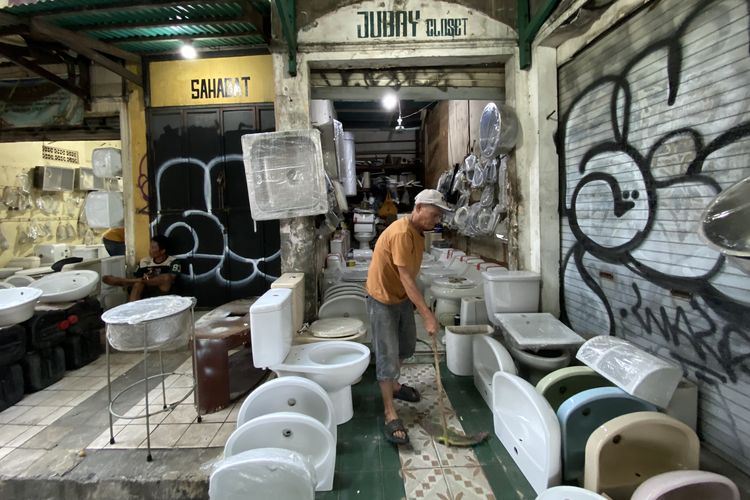Tiga Dekade Bilal Bertahan Jual Kloset dan Westafel Bekas di Manggarai