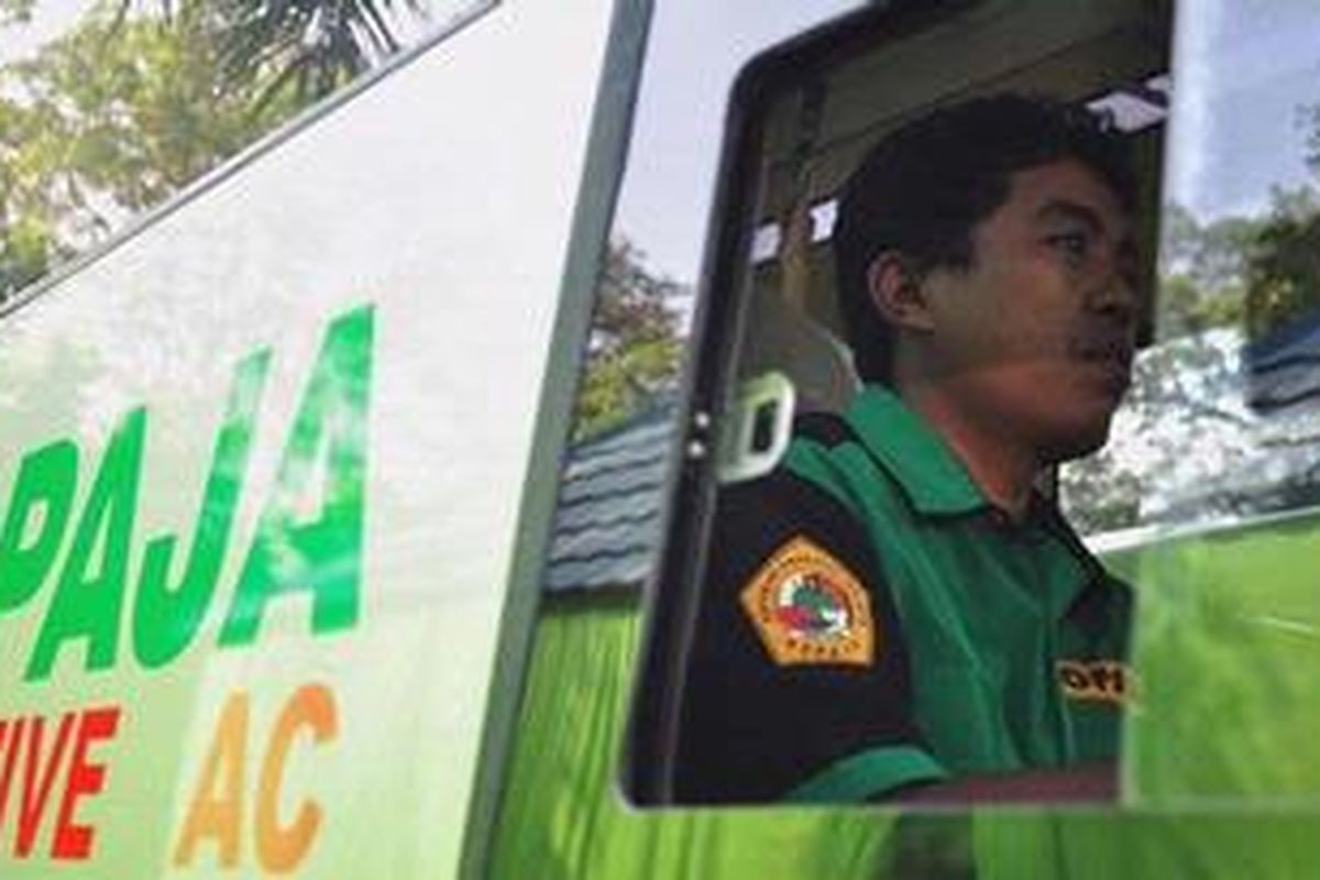 Supir Kopaja AC P-19 dan P-20 mulai mengoperasikan armadanya setelah peluncuran di Ragunan, Jakarta, Kamis (5/7/2012). Supir Kopaja AC merupakan petugas yang sudah melewati pendidikan untuk menghindari ugal-ugalan di jalan beda dengan Kopaja pada umumnya.