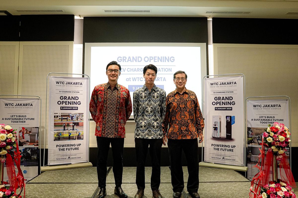 William Chai (GM Jakarta Land) - Go Suzuki (Managing Director Terra Charge) - Winata Siddarta (Deputy GM Jakarta Land), dalam Grand Opening DC charger pertama mereka di WTC Jakarta.