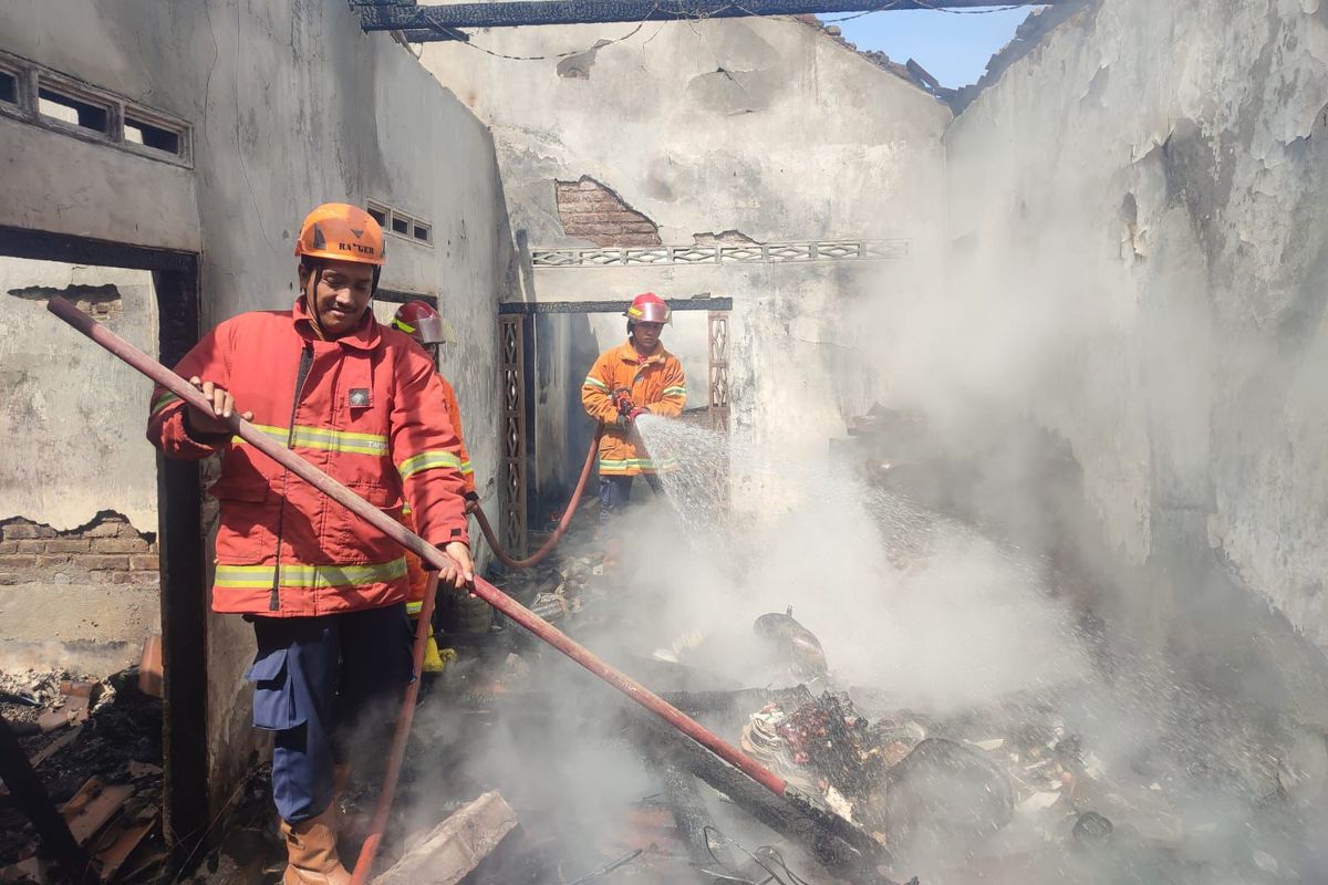 Petugas Pemadam Kebakaran saat berjibaku memadamkan api yang melalap rumah Slamet, warga RT 01, RW 04, Dusun Ganggang, Desa Pecuk, Kecamatan Patianrowo, Kabupaten Nganjuk, Jawa Timur, Sabtu (28/12/2024)