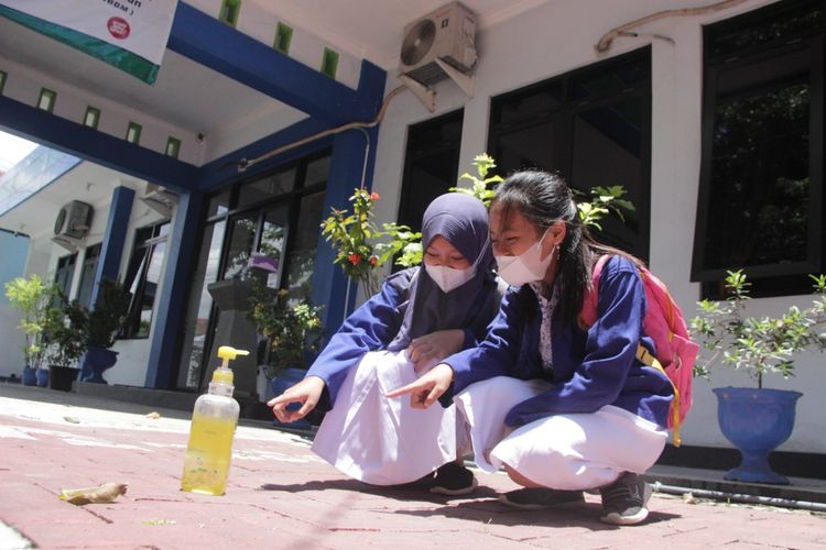 Sejumlah siswa mengamati hari tanpa bayangan di sekitar kantor BMKG Banyuwangi, Kamis (14/10/2021).