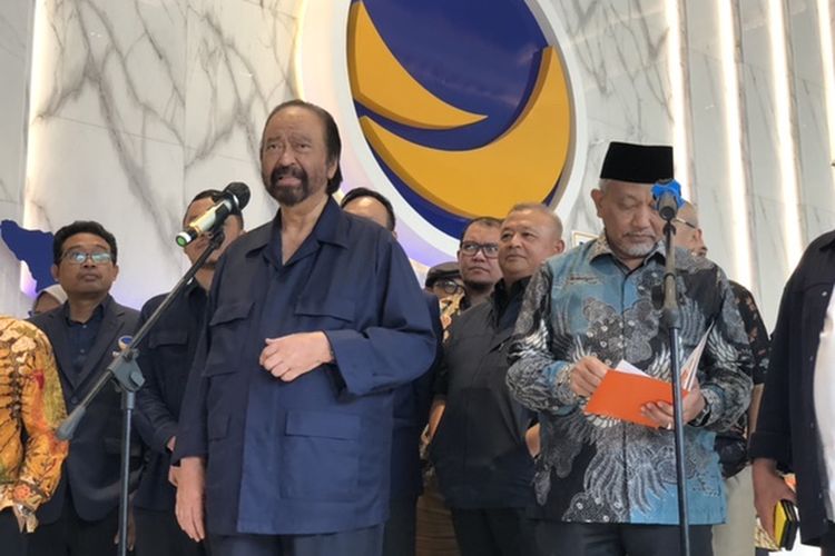 Ketua Umum Partai Nasdem Surya Paloh dan Presiden PKS Ahmad Syaikhu di Nasdem Tower, Menteng, Jakarta, Rabu (24/4/2024). 