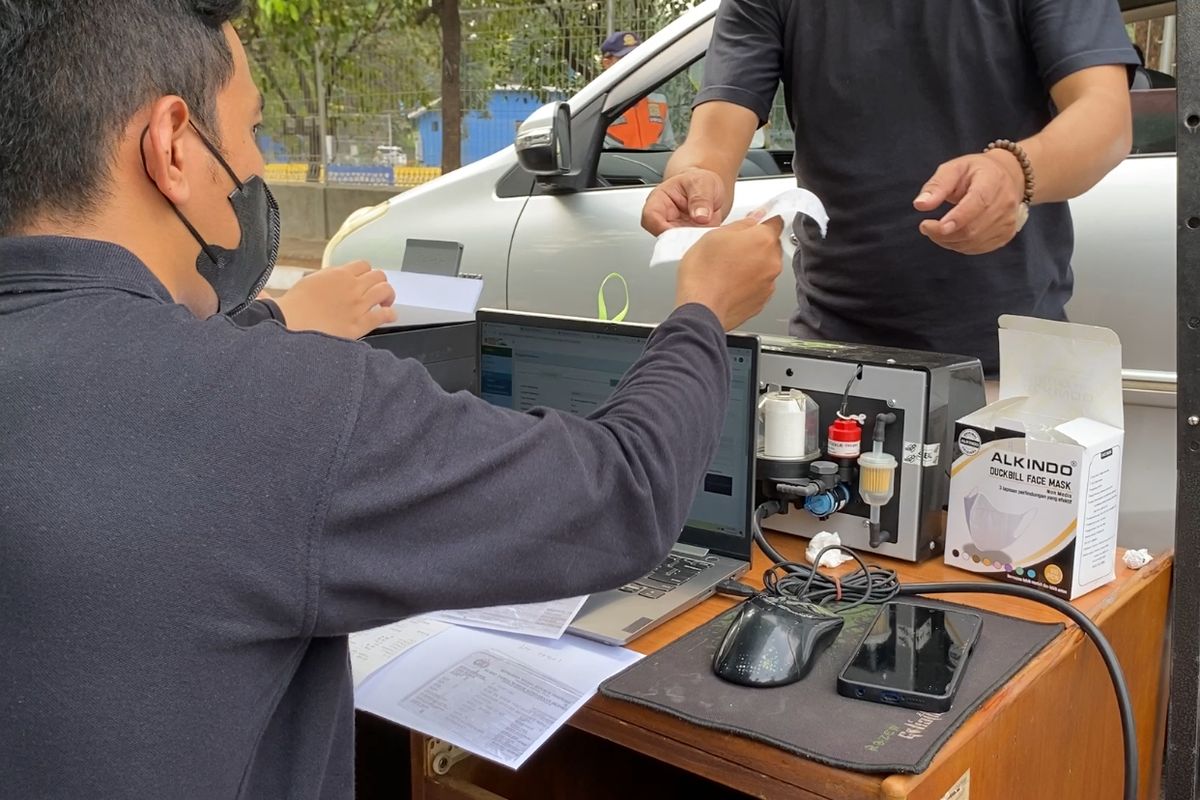 Kondisi tilang uji emisi di Jakarta Barat, Rabu (1/11/2023). Proses ramai dan lancar