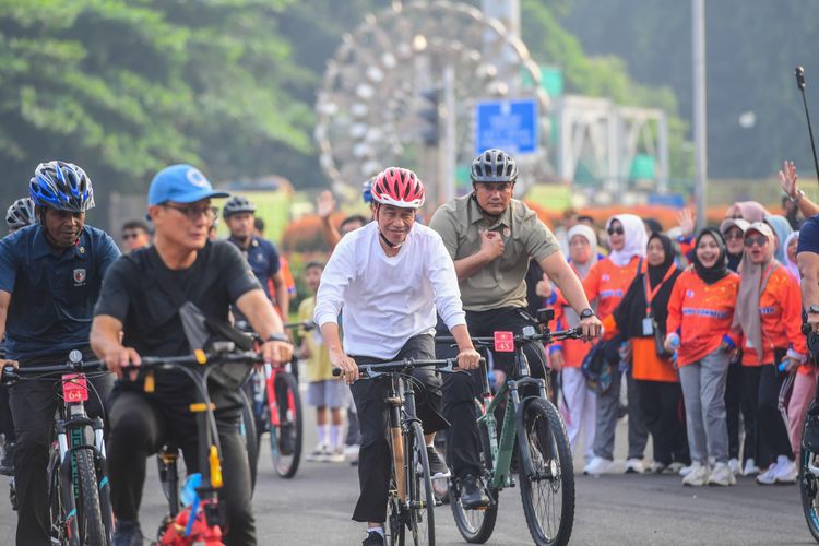 Presiden Jokowi bersepeda di kawasan CFD Jakarta, Minggu (5/5/2024) pagi. 