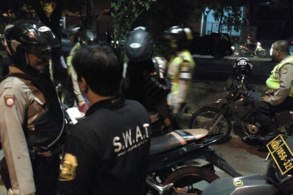 Satgas Rajawali bertugas di Jakarta Timur pada malam hari.