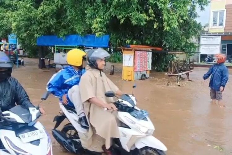 Arus lalu lintas di jalan raya Surabaya-Malang di Kecamatan Purwosari Kabupaten Pasuruan macet akibat luapan  air sungai Mukibat usai hujan deras, Jumat (11/04/2025) 