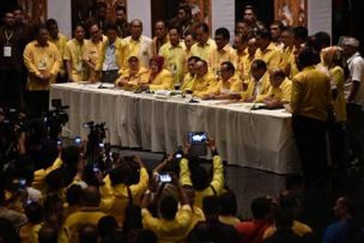 Ketua Umum Partai Golkar terpilih Aburizal Bakrie dan Ketua Dewan Pertimbangan Partai terpilih Akbar Tandjung bersama anggota formatur dan Ketua DPD I Golkar memberikan keterangan kepada wartawan di area Munas IX Golkar di Nusa Dua, Bali, Rabu (3/12/2014). Ical, sebutan Aburizal Bakrie, terpilih secara aklamasi untuk memimpin Golkar periode 2014-2019.