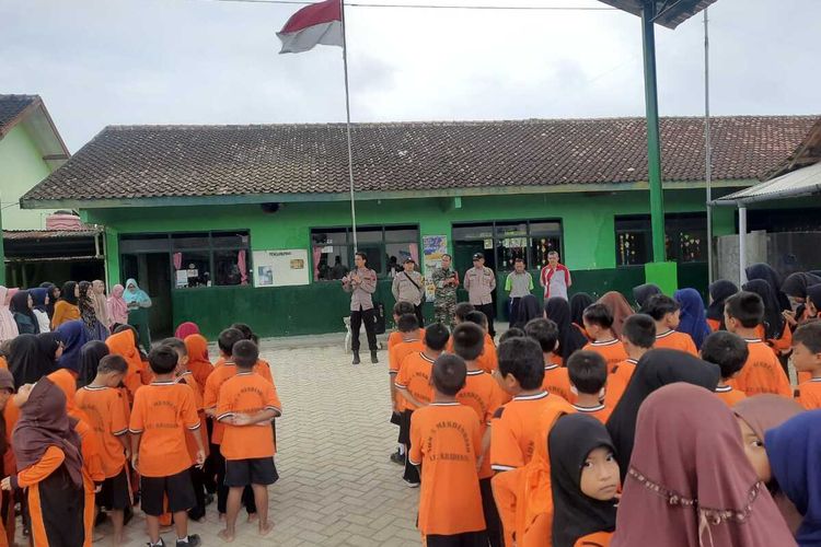 Kapolsek Kradenan Blora, Iptu Umbaran Wibowo berkunjung ke SDN 3 Mendenrejo, Jumat (3/2/2023)