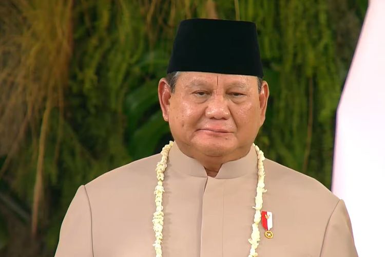 Prabowo Pimpin Upacara Penurunan Bendera di Istana