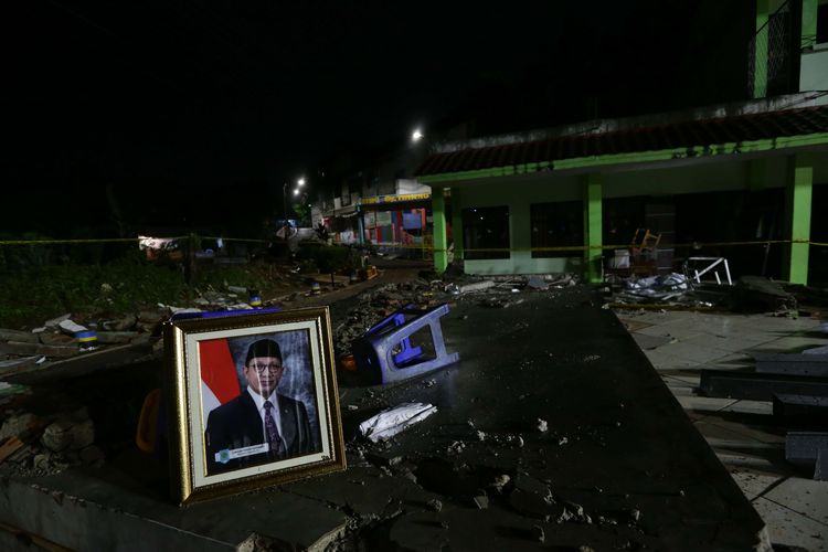 Lokasi tembok bangunan yang roboh di Madrasah Tsanawiyah (MTs) Negeri 19, Jalan Pinang Kalijati, Pondok Labu, Cilandak, Jakarta Selatan, Kamis (6/10/2022) malam.  Akibat peristiwa ini 3 orang siswa meninggal dunia dan 1 orang luka-luka.