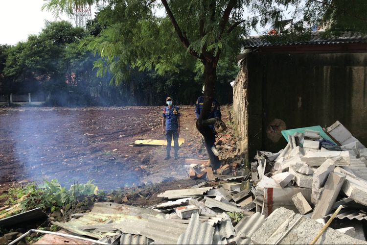 Anggota Suku Dinas Penanggulangan Kebakaran dan Penyelamatan Jakarta Selatan menebang pohon di Jalan Assakinah RT 003/RW 02 Kelurahan Kebagusan, Pasar Minggu, Jakarta Selatan pada Rabu (3/3/2021) pagi.
