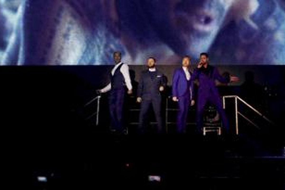 Grup musik Boyzone yang terdiri dari Keith Duffy, Michael Graham, Ronan Keating, dan Shane Lynch mengobati kerinduan penggemar dalam konser A Night of Reunion, Boyzone: Back Again No Matter Wha, di Istora Senayan, Jakarta, Jumat (22/5/2015). Boyband asal Irlandia yang terkenal pada 1990-an itu hadir lagi setelah 18 tahun lalu, yaitu 1997, menggelar konser di Jakarta. Kali ini Boyzone membawakan kembali lagu-lagu hit mereka, seperti Love Me For A Reason, Picture of You, dan Baby Can I Hold You.