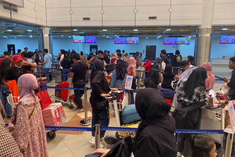 Memasuki H-4 Lebaran tahun 2023, Bandara Internasional Hang Nadim di Batam mencatat pergerakan penumpang per 18 April 2023 terus mengalami kenaikan. Bahkan 17 April 2023 kemarin tercatat jumlah penumpang sudah diangka hampir 14 ribu pemudik. Tidak saja penumpang, kargo juga mengalami kenaikan sebesar 122.104 kilogram atau naik 68.0 persen.