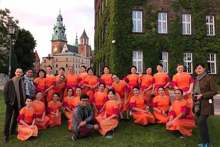 Paduan suara perempuan dari Jakarta bernama Shantell Vocal Ensemble menjadi juara pertama 8th International Krakow Choir Festival Cracovia Cantants di Krakow, Polandia. Kompetisi internasional itu diadakan pada 8-11 Juni 2017.