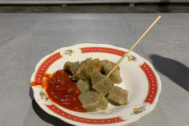 PENTOL CORAH—Sepiring pentol corah makanan khas Kota Madiun dengan level sambel yang superpedes dijual di Jalan Purbajaya, Kelurahan Rejomulyo, Kecamatan Kartoharjo, Kota Madiun.