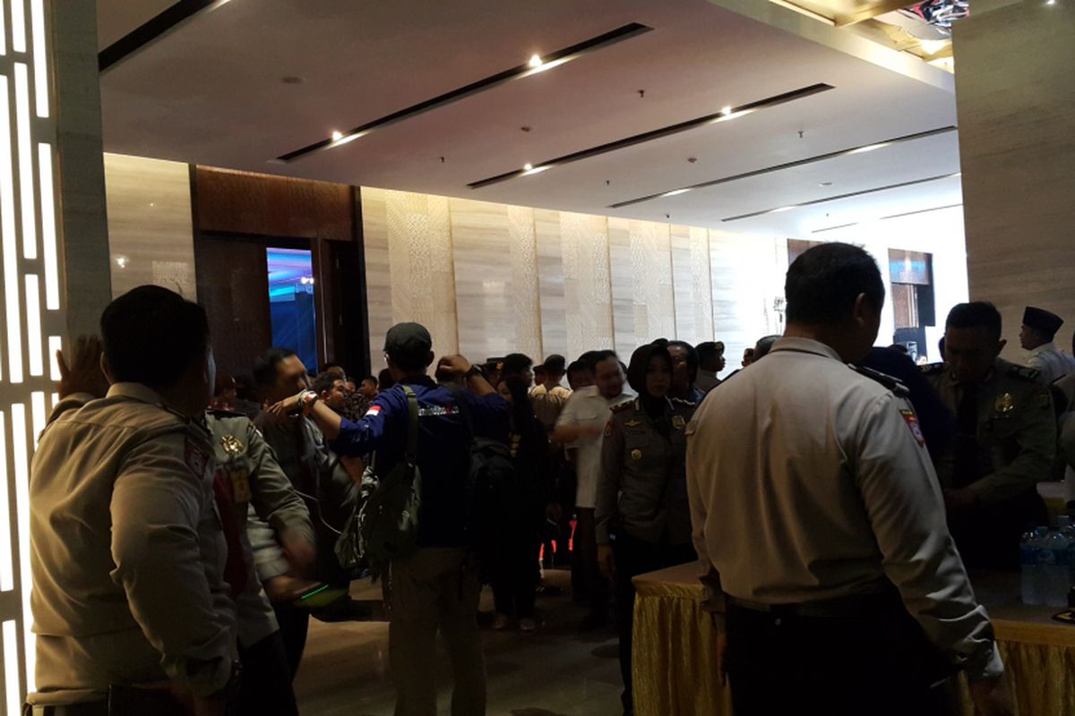 Pengamanan ketat debat putaran kedua Pilkada DKI Jakarta 2017 yang dilakukan aparat polisi di Hotel Bidakara, Jakarta Selatan, Rabu (12/4/2017) malam.