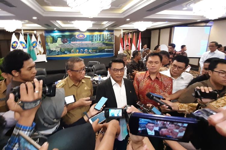 Kepala Staf Kepresidenan (KSP) Jenderal TNI (Purn) Moeldoko saat memberikan keterangan pers terkait rencana pembangunan pipa gas Trans Kalimantan, Selasa (3/12/2019).