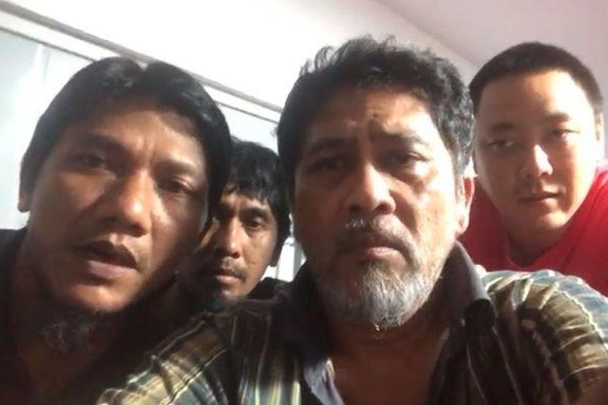 Penulis: Handhika Rahman | Editor: Giri
zoom-inlihat fotoMantan Anggota DPRD Indramayu Disekap di Myanmar, Dijadikan Scammer Online, Minta Tolong Presiden
Tangkapan Layar
Empat WNI yang meminta tolong kepada Presiden Prabowo Subianto karena disekap di Myanmar. Satu di antaranya adalah mantan anggota DPRD Indramayu, Robiin. 
