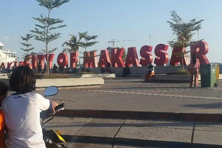 Anjungan City of Makassar, titik favorit wisatawan untuk selfie di kota Makassar selain anjungan Pantai Losari.