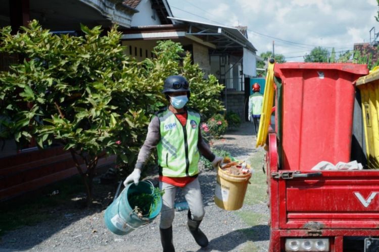 Proses pengambilan sampah oleh petugas untuk dibawa ke TPS3R Balak Banyuwangi.