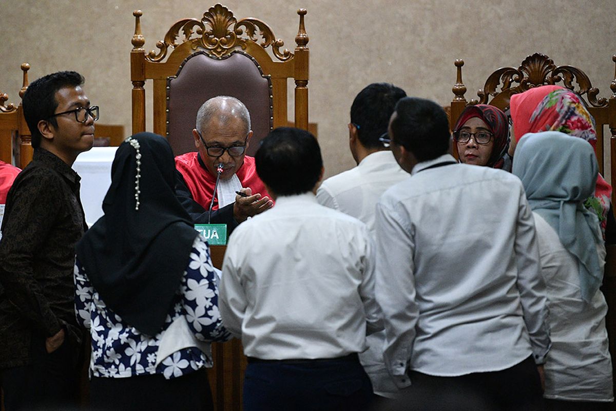 Ketua Majelis Hakim Saifuddin Zuhri (ketiga kiri) memimpin jalannya sidang perdana gugatan terkait polusi udara Jakarta di Pengadilan Negeri Jakarta Pusat, Jakarta, Kamis (1/8/2019). Sidang gugatan oleh sejumlah LSM yang tergabung dalam Gerakan Inisiatif Bersihkan Udara Koalisi Semesta yang ditujukan kepada Presiden Joko Widodo, Menteri LHK Siti Nurbaya, Menkes Nila Moeloek, Mendagri Tjahjo Kumolo, Gubernur DKI Jakarta Anies Baswedan, Gubernur Jawa Barat Ridwan Kamil, dan Gubernur Banten Wahidin Halim tersebut ditunda karena  berkas dan dokumen surat kuasa hukum dari penggugat belum lengkap.