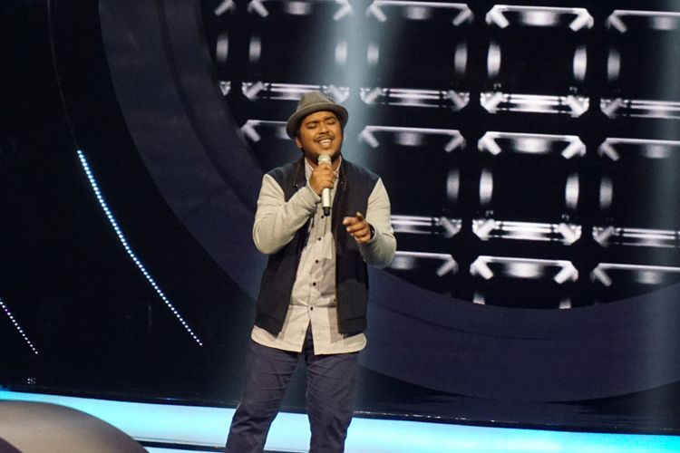 Kontestan Ahmad Abdul saat tampil di panggung Indonesian Idol sesion 9 yang digelar di Studio 11, MNC Studios, Kebon Jeruk, Jakarta Barat, Senin (22/1/2018).