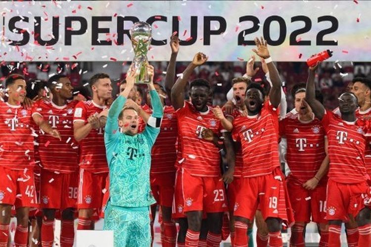 Skuad Bayern Muenchen merayakan gelar juara Piala Super Jerman 2022 setelah memenangi laga kontra RB Leipzig di Red Bull Arena pada Minggu (31/7/2022) dini hari WIB.