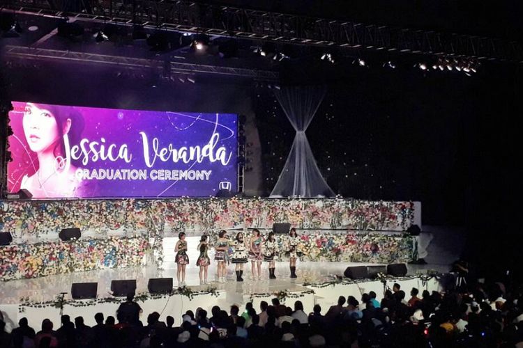 Beberapa member JKT48 mengungkapkan kesan-kesannya untuk Jessica Veranda di acara upacara kelulusannya di Balai Sarbini, Plaza Semanggi, Jakarta Selatan, Sabtu (22/4/2017).