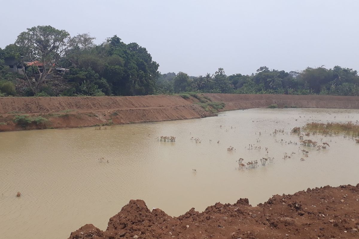 Waduk Pondok Ranggon, Kelurahan Pondok Ranggon, Kecamatan Cipayung, Jakarta Timur sedang dalam tahap pengerukan, Selasa (17/9/2019).