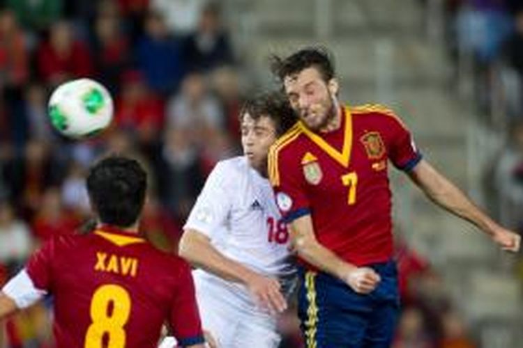 Penyerang Spanyol, Michu (kanan) saat berebut bola dengan bek Belarus, Dmitry Verkhovtsov (kiri) saat kedua tim bertemu pada lanjutan kualifikasi Grup I Piala Dunia 2014 di Stadion Iberostar, Jumat atau Sabtu (12/10/2013) dini hari WIB. Spanyol menang 2-1 pada pertandingan tersebut. 