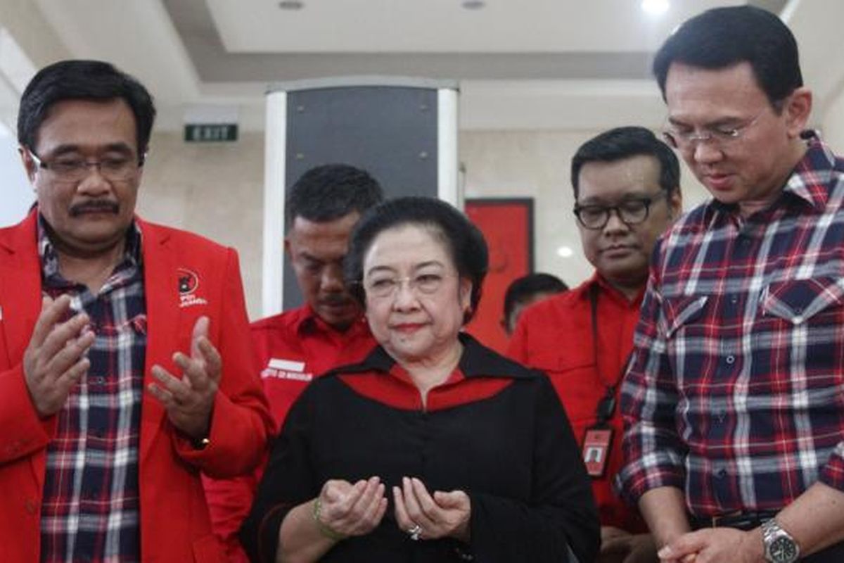 Ketua Umum DPP PDI Perjuangan Megawati Soekarnoputri berdoa bersama pasangan Basuki Tjahaja Purnama (ahok) dan Djarot Syaiful Hidayat, di kantor DPP PDI Perjuangan, Jakarta, Rabu (21/9/2016). Pasangan Ahok-Djarot mendaftarkan diri ke kantor KPU DKI Jakarta sebagai Cagub-Cawagub pada Pilkada DKI 2017.