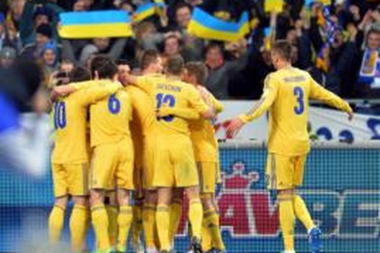 Para pemain Ukraina merayakan gol yang dicetak ke gawang Perancis pada laga play-off Piala Dunia 2014 di Stadion Olympic, Kiev, Jumat (15/11/2013). Ukraina berhasil menang 2-0 atas Perancis.