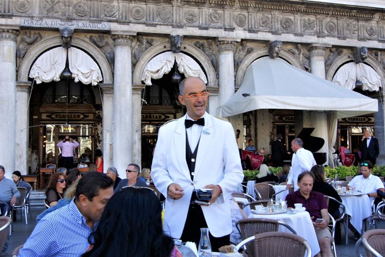 Pelayan berpakaian rapi dan formal di Caffe Florian. 