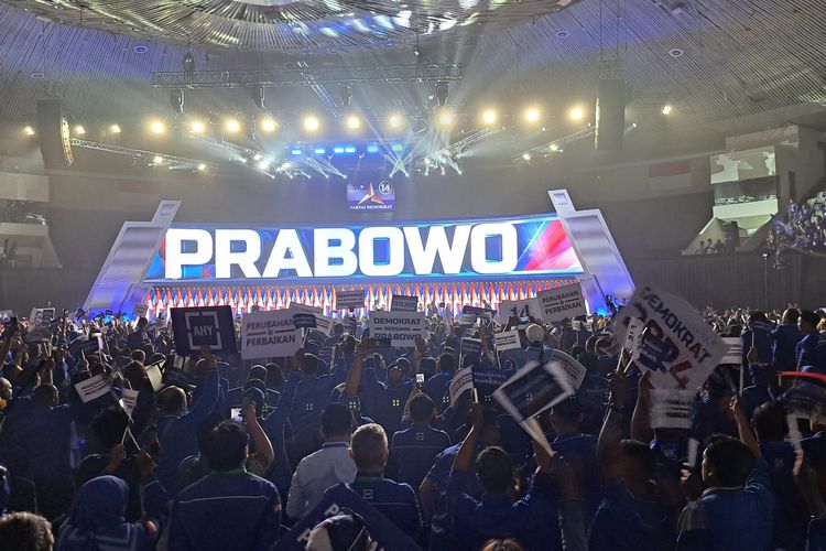 Massa kader Partai Demokrat menyanyikan yel-yel mendukung Prabowo Subianto menjelang dimulainya Rapat Pimpinan Nasional (Rapimnas) Partai Demokrat di Jakarta Convention Center (JCC), Kamis (21/9/2023).