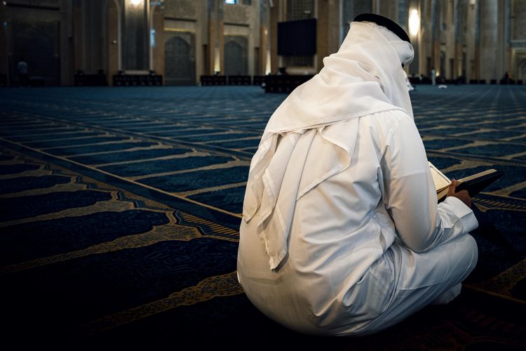 Penjelasan perbedaan pendapat ulama tentang hukum iktikaf di rumah.