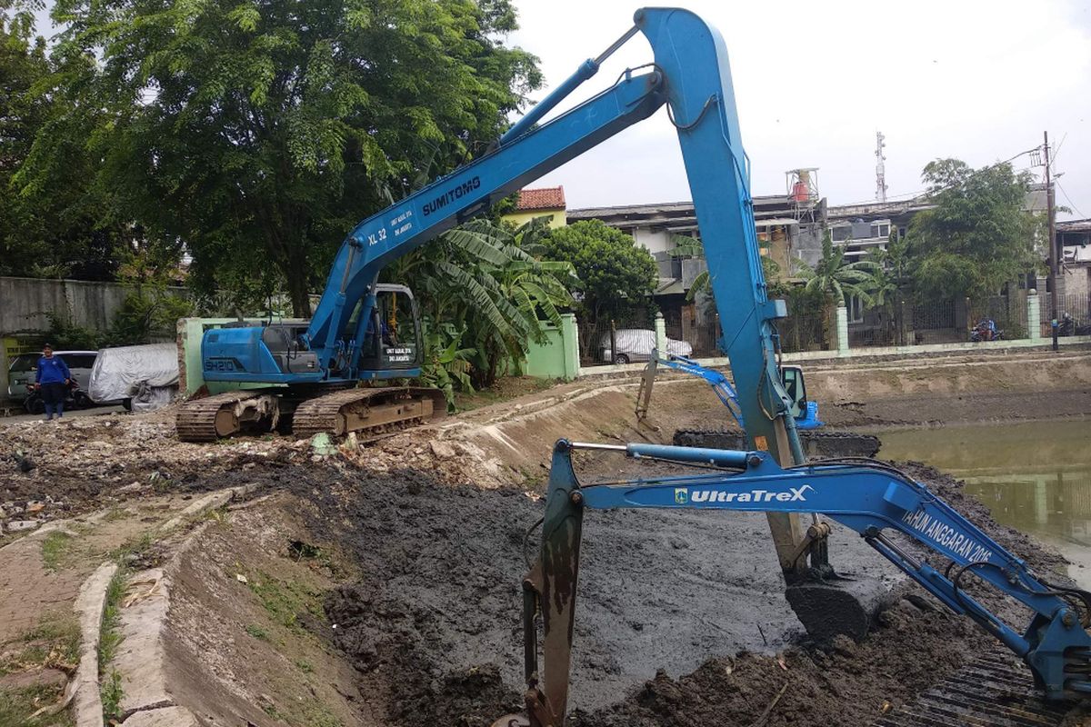 Pengerukan Waduk Poncol, Ragunan, Jakarta Selatan, Kamis (20/9/2018).