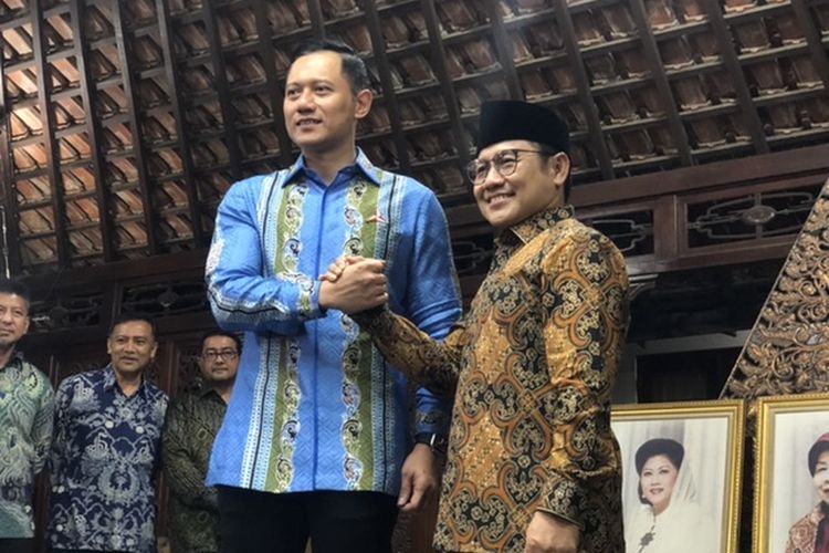 Ketua Umum Partai Demokrat Agus Harimurti Yudhoyono (AHY) bersalaman dengan Ketua Umum PKB Muhaimin Iskandar. Keduanya bertemu di kediaman Susilo Bambang Yudhoyono (SBY) di Puri Cikeas, Bogor, Jawa Barat, Rabu (3/5/2023). 