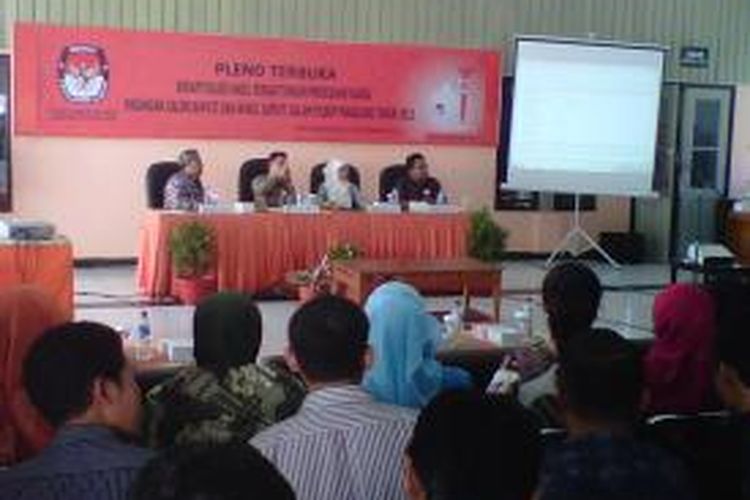 KPU Kabupaten Magelang menggelar rapat pleno rekapitulasi hasil suara Pemilihan Bupati Magelang, Sabtu (2/11/2013).