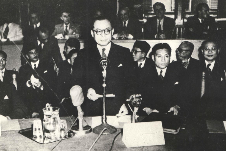 Wakil Presiden Mohammad Hatta sedang memberikan kata sambutan pada acara pembukaan Konferensi Meja Bundar (KMB) di Den Haag, Belanda, pada 23 Agustus 1949.