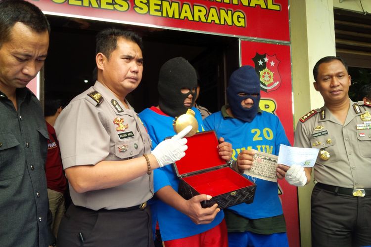 Eko Kristiono bin Her Suwito (47) warga desa Bandung, Kabupaten Tulungagung dan Jumaliana alias Jamal bin Salamun (40), warga Dusun Gedangan, desa Duyung, Kecamatan Takeran Kabupaten Magetan tersangka penipuan samurai roll senilai Rp 10 triliun ditangkap aparat Polres Semarang, Selasa (18/4/2017) siang.