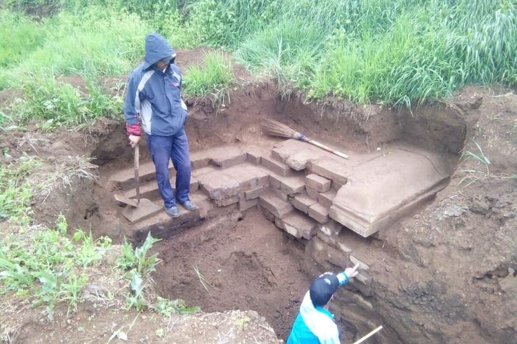 Struktur bangunan yang diduga candi di Dieng Kulon, Kecamatan Batur, Kabupaten Banjarnegara, Jawa Tengah.