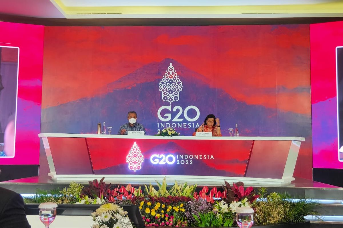 Gubernur Bank Indonesia Perry Warjiyo dan Menteri Keuangan Sri Mulyani saat konferensi pers hasil pertemuan ketiga menteri keuangan dan gubernur bank sentral negara anggota G20 (3rd Finance Ministers and Central Bank Governors/FMCBG) di Bali Nusa Dua Convenience Centre di Bali pada Sabtu (16/7/2022).