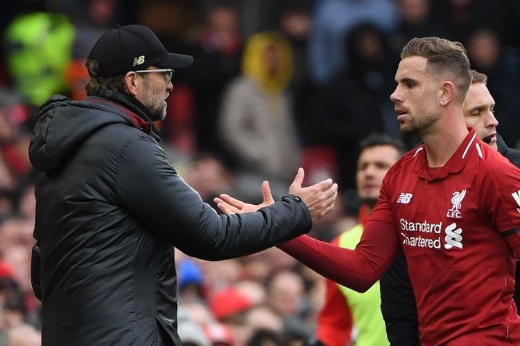 Kapten Liverpool, Jordan Henderson (kanan), bersalaman dengan pelatihnya, Juergen Klopp, pada laga lanjutan Liga Inggris antara Liverpool vs Chelsea di Stadion Anfield, Minggu (14/4/2019).