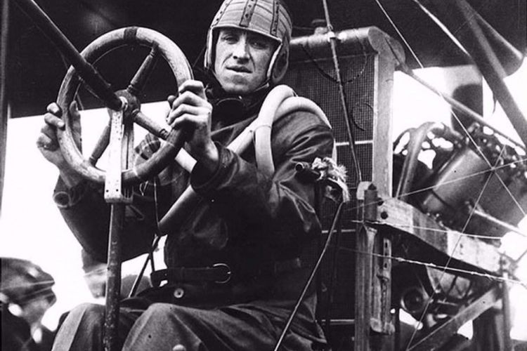 Eugene Ely sebelum mendarat di USS Pennsylvania, 18 Januari 1911