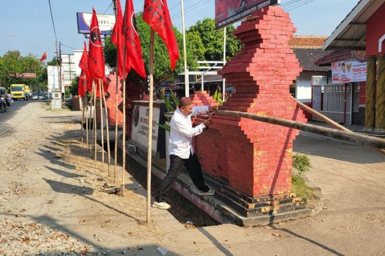 Tasiya Soemadi saat menyegel Kantor DPC PDI-P Cirebon, Jawa Barat.