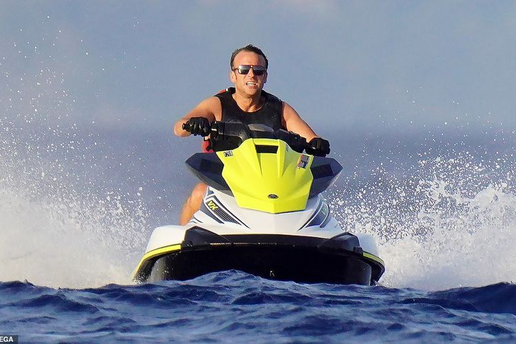 Presiden Prancis Emmanuel Macron melakukan perjalanan jet ski di PErancis Selatan selama masa liburan musim panas Mediterania, sementara negara itu berjuang melawan potensi lonjakan kedua dalam kasus virus corona.