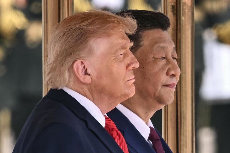 Presiden AS Donald Trump (kiri) dan Presiden Tiongkok Xi Jinping berdiri untuk menyanyikan lagu kebangsaan negara mereka selama upacara penyambutan di Balai Besar Rakyat di Beijing pada 14 Mei 2026.