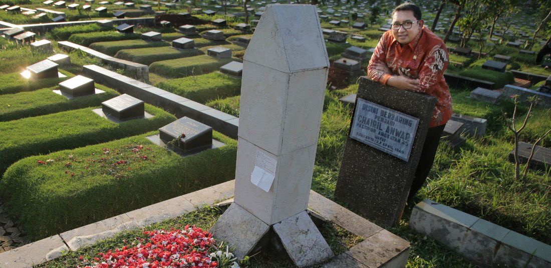 Fadli Zon berfoto di makam Chairil Anwar di TPU Karet Bivak, Jakarta.